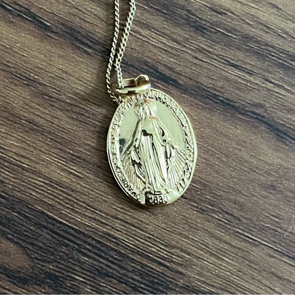 Virgin Mother Mary Necklace - Picture 1 of 3